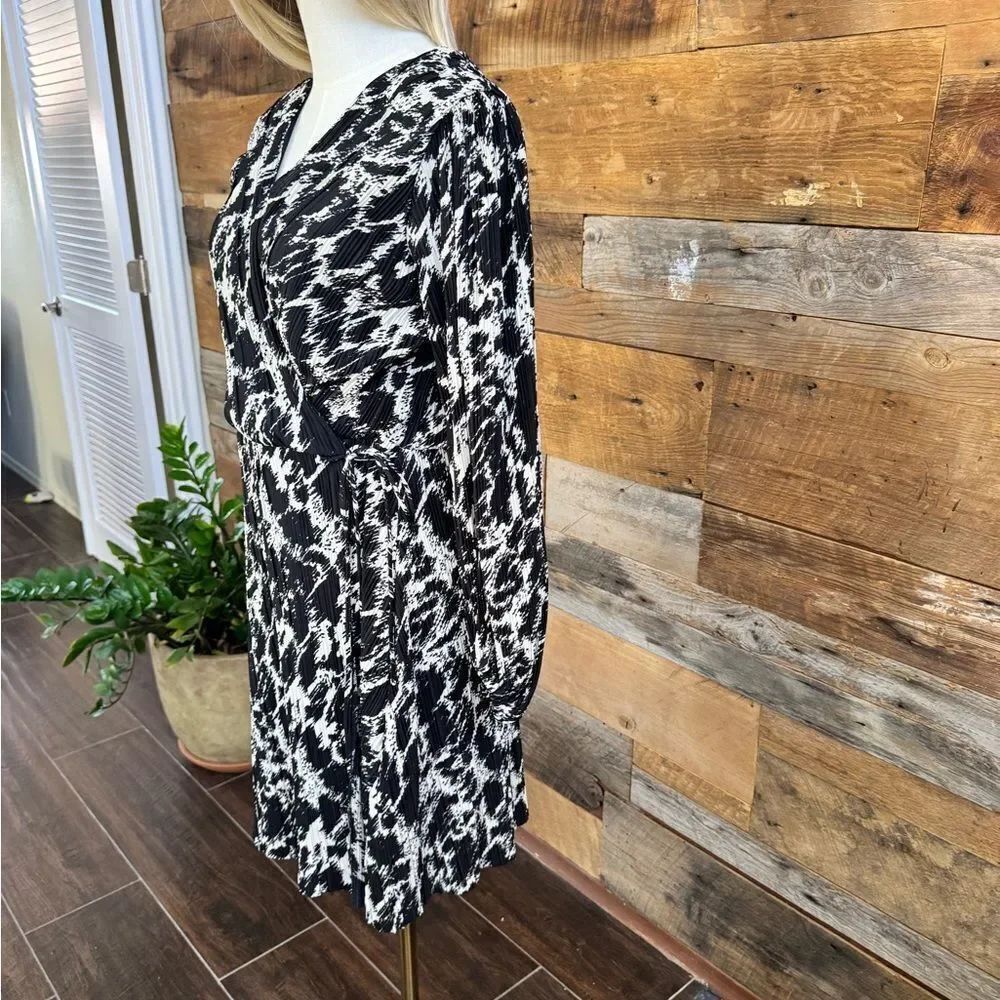H&M PLISSÉ WRAP DRESS - Picture 9 of 14